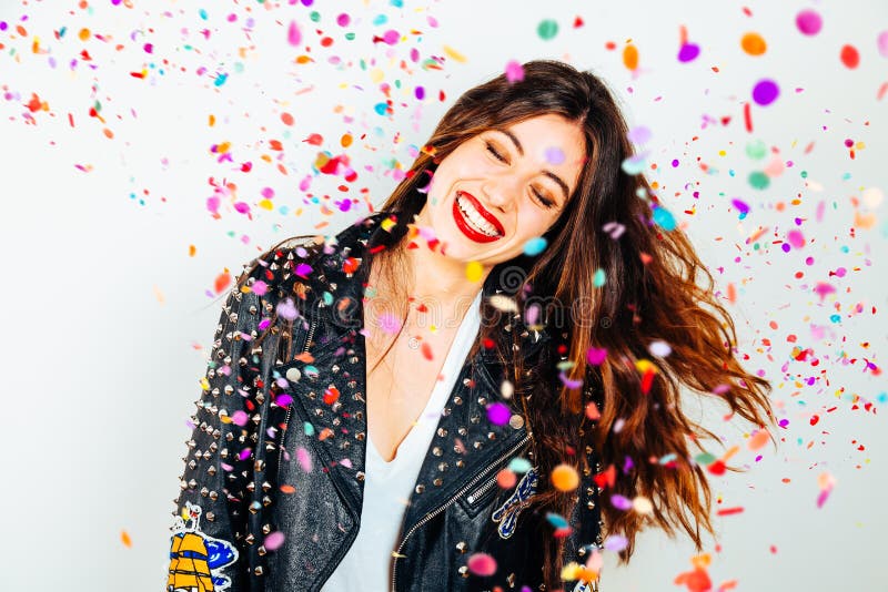 Szczęśliwa partyjna kobieta z confetti zdjęcia stock Szczęśliwa partyjna kobieta z confetti zdjęcia stock