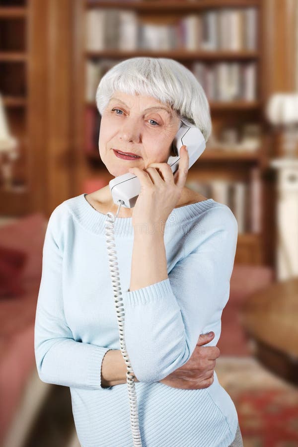 Szczęśliwa piękna starsza kobieta mówi na telefonie, matka, babcia obraz stock Szczęśliwa piękna starsza kobieta mówi na telefonie, matka, babcia obraz stock