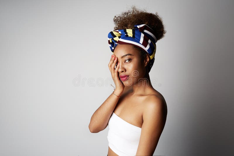 Szcz??liwa przystojna czarna kobieta z Afro k?dzierzaw? fryzur?, pozuje na boku z rozochoconym wyra?eniem, odizolowywaj?cym nad j obrazy stock Szcz??liwa przystojna czarna kobieta z Afro k?dzierzaw? fryzur?, pozuje na boku z rozochoconym wyra?eniem, odizolowywaj?cym nad j obrazy stock