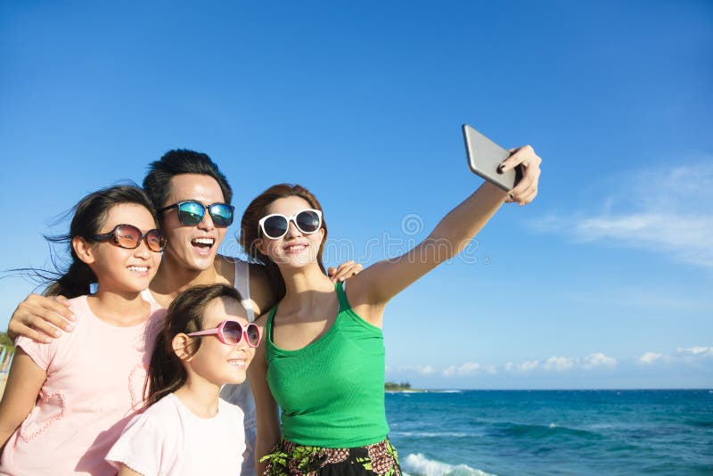 Szczęśliwa rodzina bierze selfie przy plażą fotografia royalty free Szczęśliwa rodzina bierze selfie przy plażą fotografia royalty free