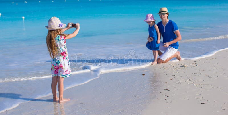 Szczęśliwa rodzina cieszy się plaża wakacje fotografia stock