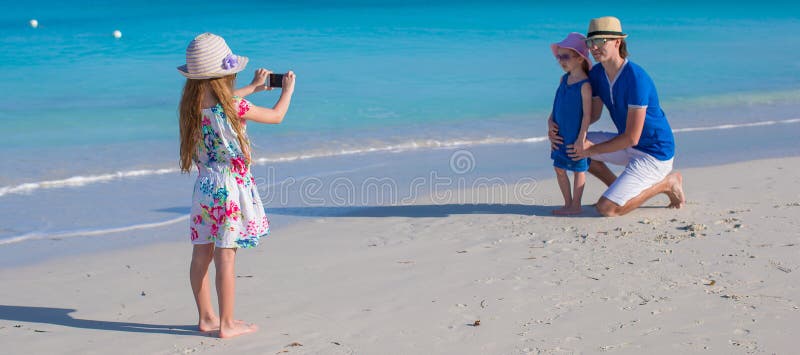 Szczęśliwa rodzina cieszy się plaża wakacje fotografia stock