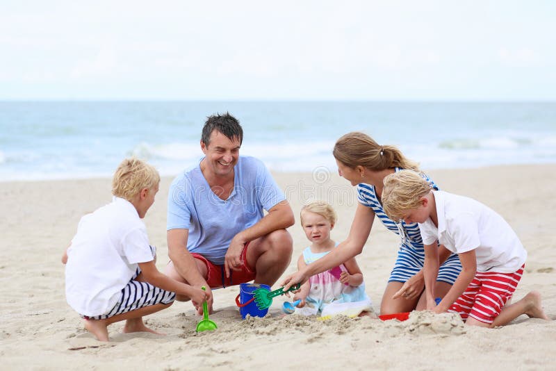 Szczęśliwa rodzina 5 ma zabawę na plaży obraz stock Szczęśliwa rodzina 5 ma zabawę na plaży obraz stock