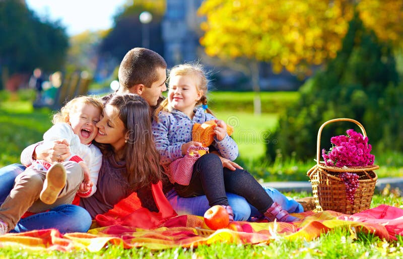 Szczęśliwa rodzina na jesień pinkinie w parku