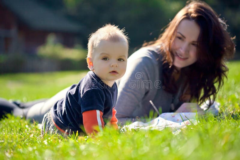 Szczęśliwa rodzina. potomstwa matkują z dzieckiem fotografia royalty free Szczęśliwa rodzina. potomstwa matkują z dzieckiem fotografia royalty free