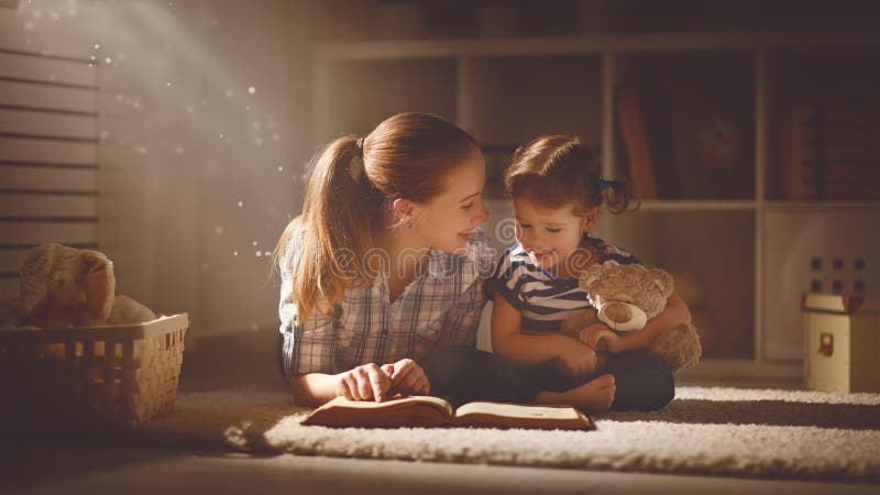 Szczęśliwa rodziny matka, córka i czytamy książkę w wieczór