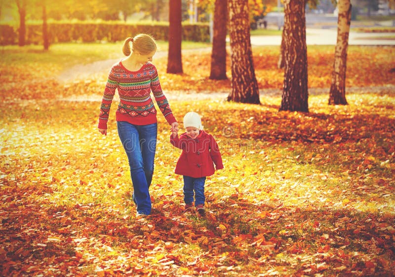 Szczęśliwa rodziny matka i dziecko mała córka na jesieni chodzimy