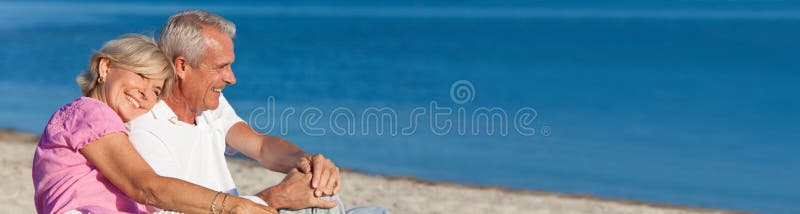 Szczęśliwa Romantyczna Starsza para Siedzi Wpólnie na plaży