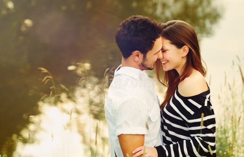 Szczęśliwa romantyczna zmysłowa para w miłości na lata vacatio wpólnie