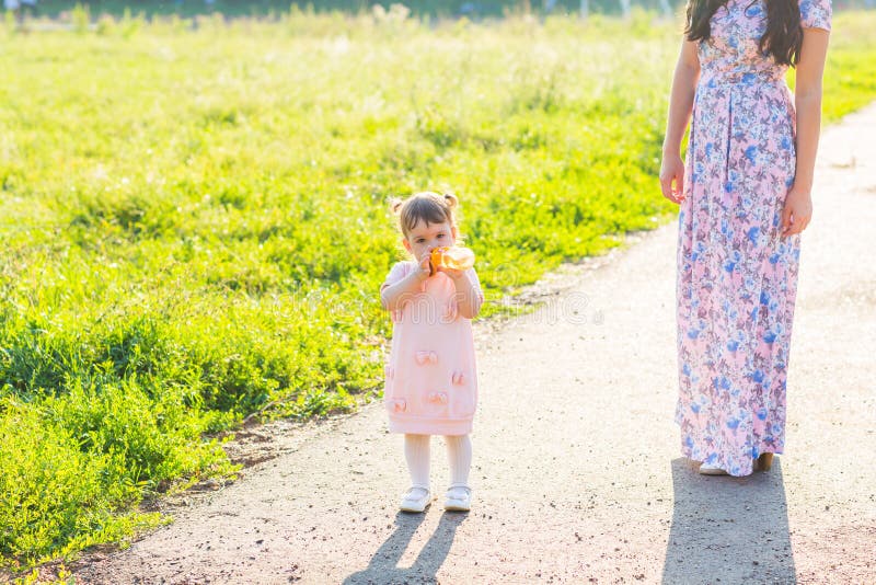 Szczęśliwa rozochocona rodzina Matka i dziecko zabawę w naturze outdoors zdjęcia stock Szczęśliwa rozochocona rodzina Matka i dziecko zabawę w naturze outdoors zdjęcia stock