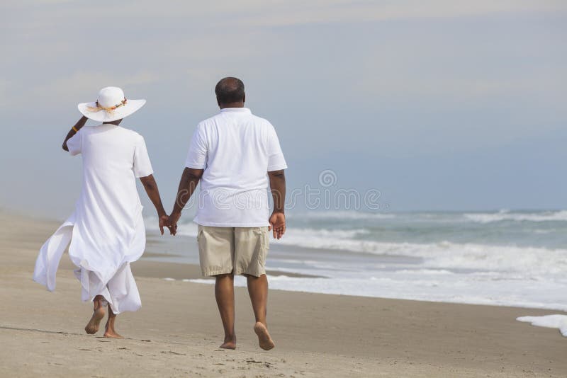 Szczęśliwa Starsza amerykanin afrykańskiego pochodzenia pary mężczyzna kobieta na plaży
