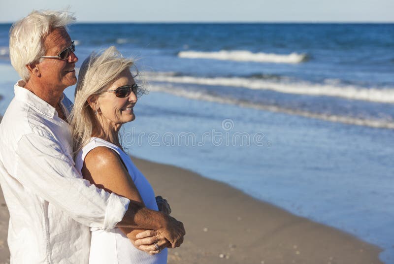 Szczęśliwa Starsza para Patrzeje morze na Tropikalnej plaży zdjęcie stock Szczęśliwa Starsza para Patrzeje morze na Tropikalnej plaży zdjęcie stock