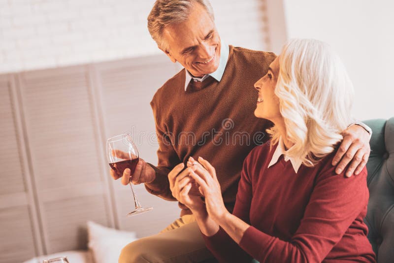 Szczęśliwa starszej osoby para pije czerwone wino wpólnie zdjęcia royalty free