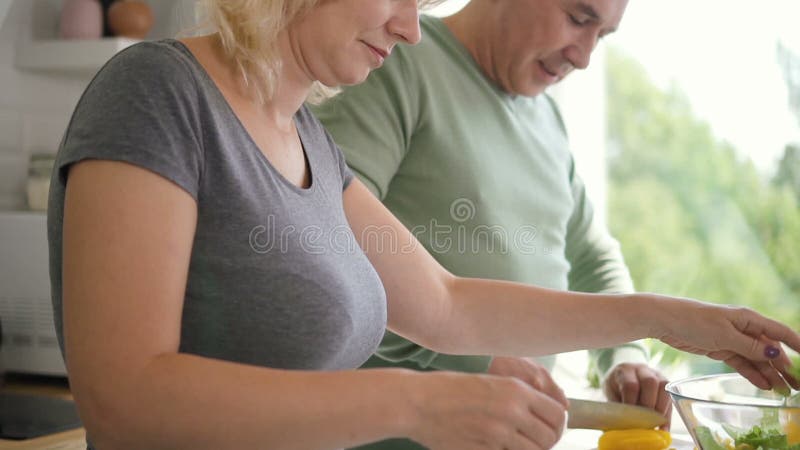 Szczęśliwa starzejąca się rodzinna para gotuje zdrowego lunch w mieszkaniu kithcen