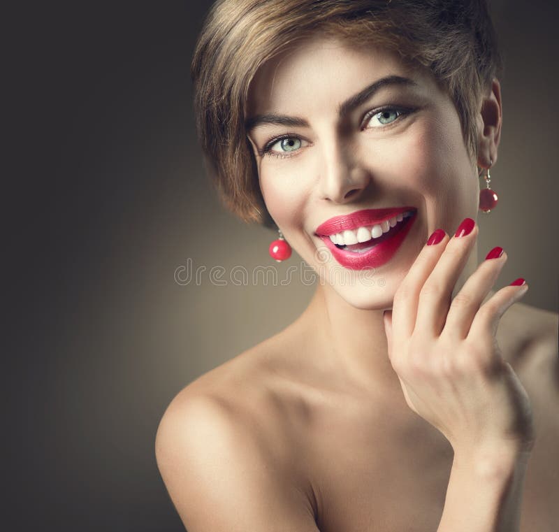 Szczęśliwa uśmiechnięta dama z strzału brązu włosy fotografia stock Szczęśliwa uśmiechnięta dama z strzału brązu włosy fotografia stock