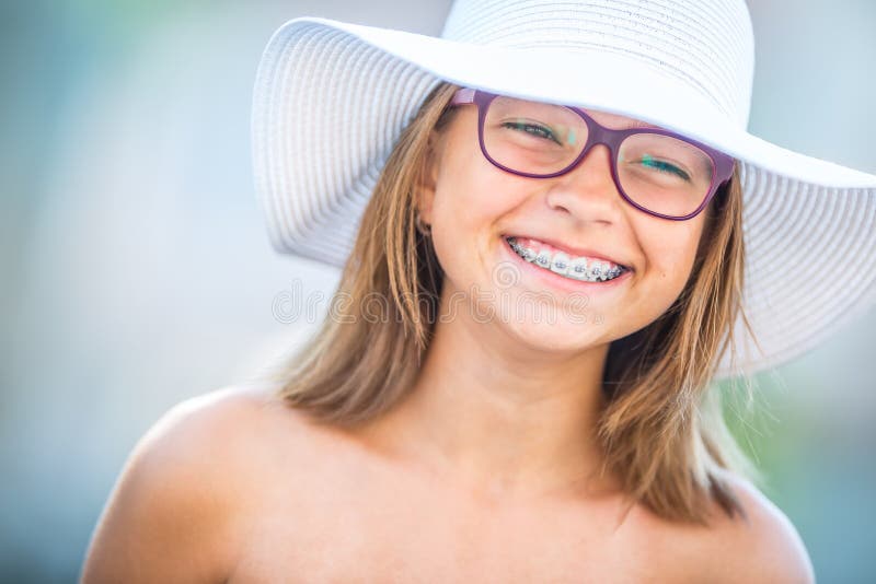 Szczęśliwa uśmiechnięta dziewczyna z stomatologicznymi brasami i szkłami Młoda śliczna caucasian blond dziewczyna jest ubranym zę zdjęcie stock