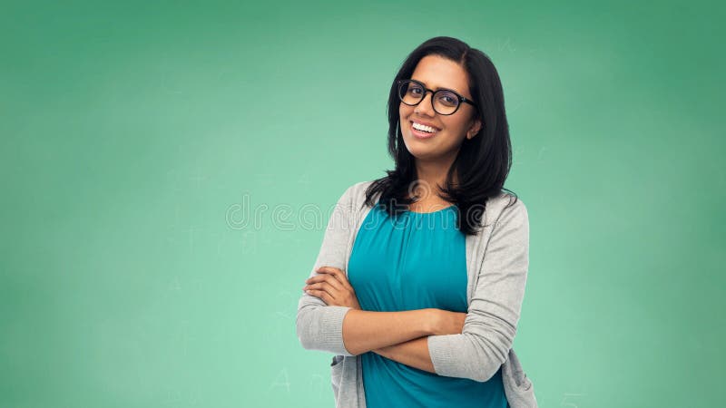 Szczęśliwa uśmiechnięta młoda indyjska kobieta w szkłach