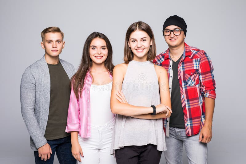 Szczęśliwa uśmiechnięta potomstwo grupa wpólnie odizolowywająca na bielu przyjaciele stoi zdjęcia royalty free Szczęśliwa uśmiechnięta potomstwo grupa wpólnie odizolowywająca na bielu przyjaciele stoi zdjęcia royalty free