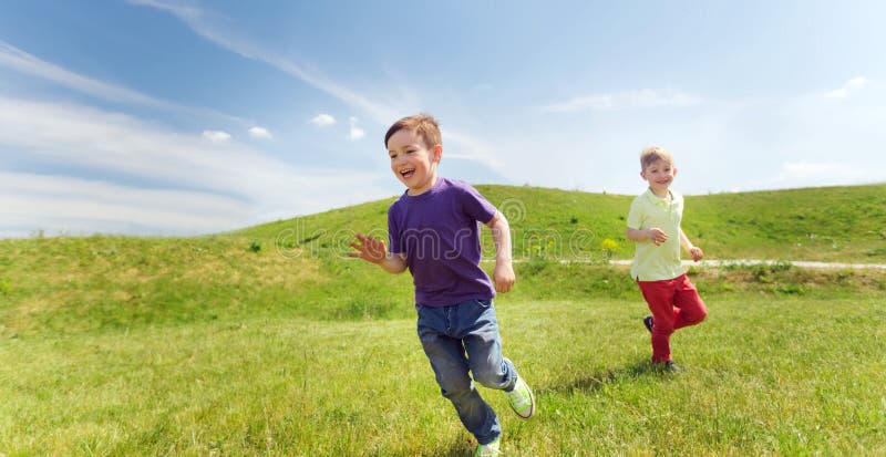 Szczęśliwe chłopiec biega outdoors obraz royalty free Szczęśliwe chłopiec biega outdoors obraz royalty free
