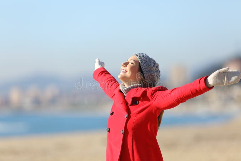 Szczęśliwe kobiety oddychania dźwigania ręki w zimie