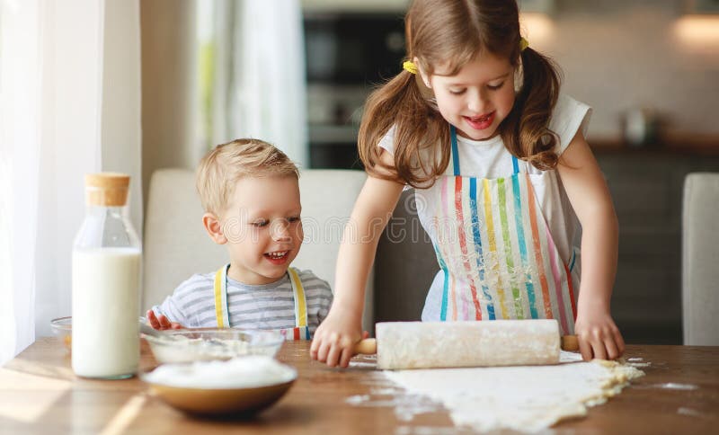 Szczęśliwe rodzinne zabawne dzieciaki pieczÄ… ciastka w kuchni zdjęcia stock Szczęśliwe rodzinne zabawne dzieciaki pieczÄ… ciastka w kuchni zdjęcia stock