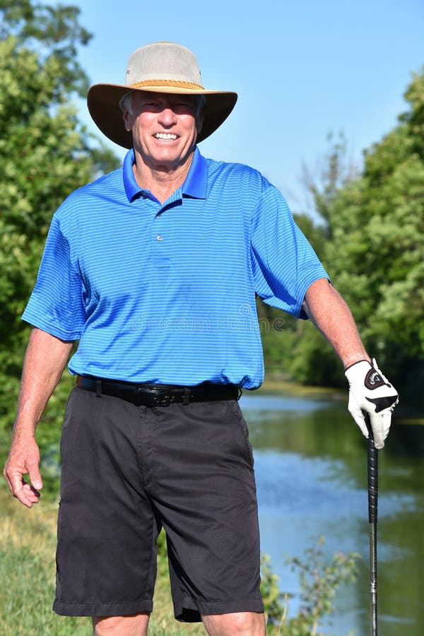 Szczęśliwego Męskiego golfisty Sportowy mężczyzna Z Golf Club Bawić się golfa obraz stock Szczęśliwego Męskiego golfisty Sportowy mężczyzna Z Golf Club Bawić się golfa obraz stock