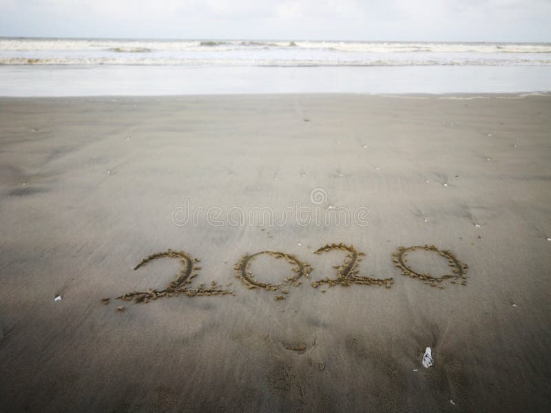Szczęśliwego nowego roku 2020, z falą i czystym niebieskim morzem na plaży Liczba 2020 rok na brzegu morza zdjęcie royalty free Szczęśliwego nowego roku 2020, z falą i czystym niebieskim morzem na plaży Liczba 2020 rok na brzegu morza zdjęcie royalty free