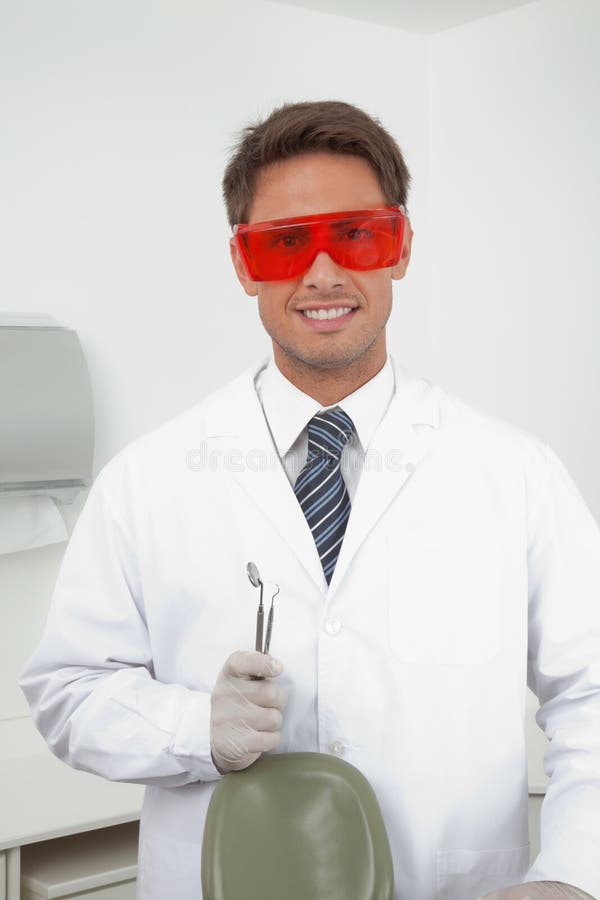 Szczęśliwi dentysty mienia narzędzia obraz stock Szczęśliwi dentysty mienia narzędzia obraz stock