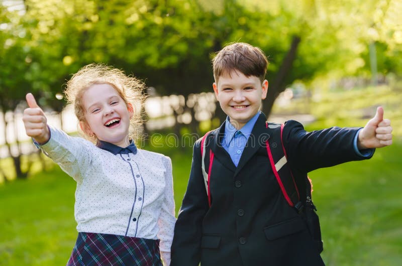 Szcz??liwi dzieci w wieku szkolnym daje aprobata gestowi zatwierdzenie i sukces zdjęcie stock Szcz??liwi dzieci w wieku szkolnym daje aprobata gestowi zatwierdzenie i sukces zdjęcie stock
