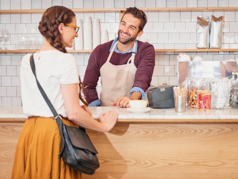 Szczęśliwi klienci i barista z kawą w kawiarni na napoje lub usługi w kryjówce. Kasjer młodzieżowy fotografia royalty free