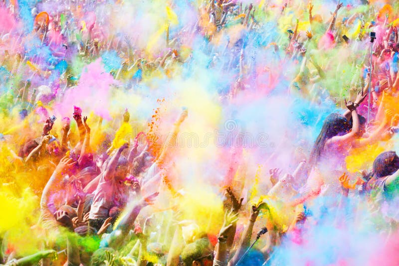 Szczęśliwi ludzie podczas festiwalu colours Holi obraz stock Szczęśliwi ludzie podczas festiwalu colours Holi obraz stock