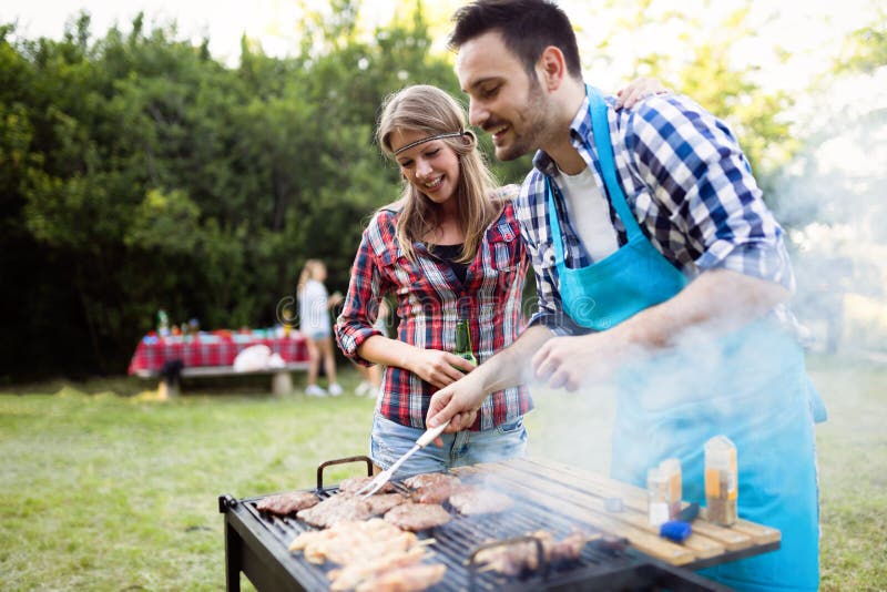 Szczęśliwi otwarci ludzie cieszy się bbq obraz stock Szczęśliwi otwarci ludzie cieszy się bbq obraz stock