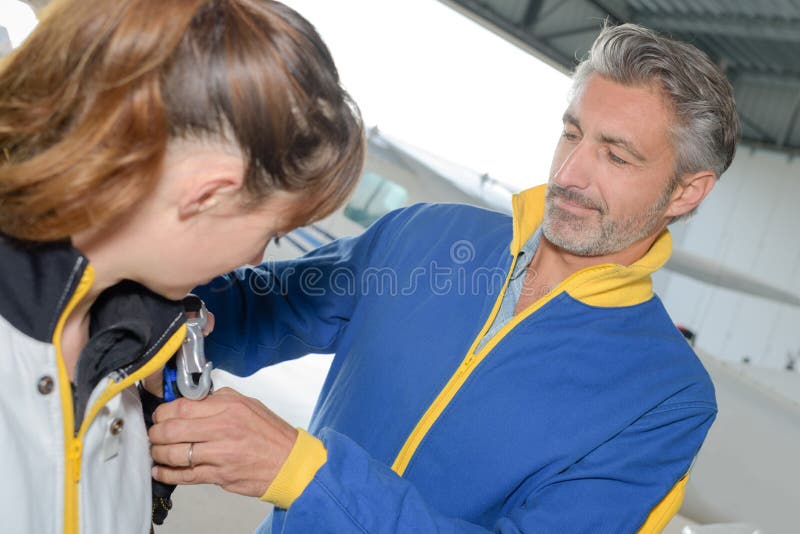 Szczęśliwi sportowowie przygotowywający biegać maraton zdjęcia stock Szczęśliwi sportowowie przygotowywający biegać maraton zdjęcia stock