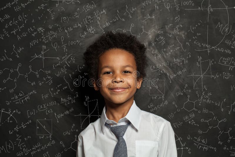 Szczęśliwy czarny student na czarnej tablicy z wzorami naukowymi i matematycznymi zdjęcie royalty free