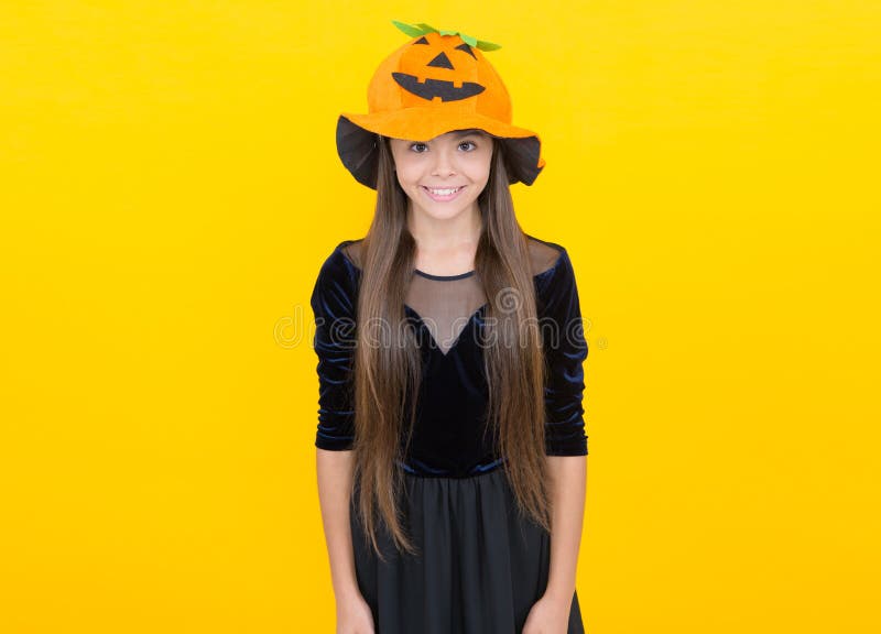 Szczęśliwy dzieciak nosi kapelusz dyniowy na imprezie halloween na jesiennym tradycyjnym święcie wszystkich świętych szczęśliwych obraz stock