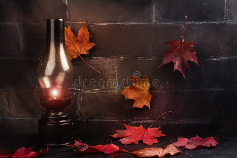 Szczęśliwy Halloweenowy wakacyjny tło z śmieszną banią i jesień liśćmi obraz royalty free Szczęśliwy Halloweenowy wakacyjny tło z śmieszną banią i jesień liśćmi obraz royalty free