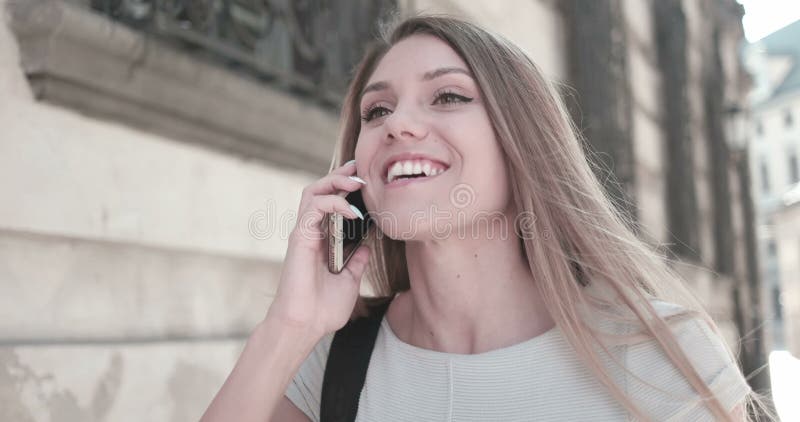 Szczęśliwy kobiety odprowadzenie i opowiadać przez telefonu komórkowego zbiory