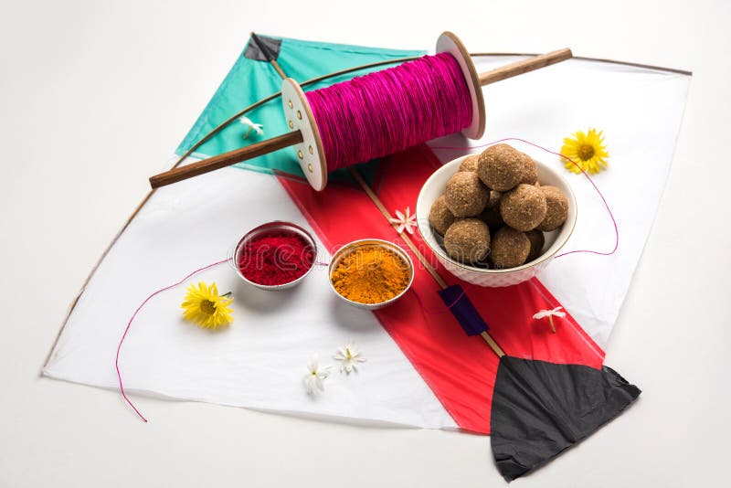 Szczęśliwy Makar Sankranti festiwal - Tilgul Do ladoo w talerz z haldi kumkum lub pucharze lub kwiaty z Fikri /Reel/Chakri /Spo i zdjęcia royalty free Szczęśliwy Makar Sankranti festiwal - Tilgul Do ladoo w talerz z haldi kumkum lub pucharze lub kwiaty z Fikri /Reel/Chakri /Spo i zdjęcia royalty free