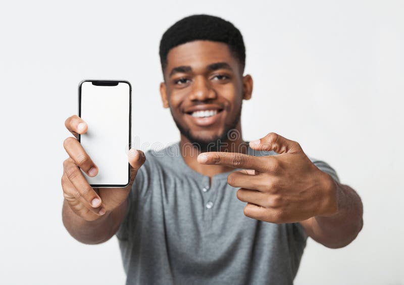 Szczęśliwy murzyn trzyma opóźnionego szczupłego smartphone zdjęcia stock Szczęśliwy murzyn trzyma opóźnionego szczupłego smartphone zdjęcia stock