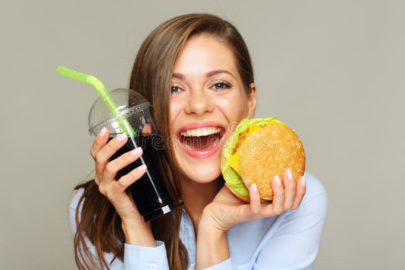 Szczęśliwy młoda kobieta portret z fastem food obraz stock Szczęśliwy młoda kobieta portret z fastem food obraz stock