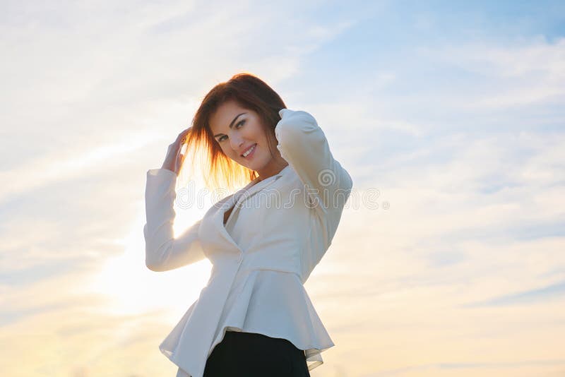 Szczęśliwy młody redheaded bizneswoman nieba tło obrazy royalty free Szczęśliwy młody redheaded bizneswoman nieba tło obrazy royalty free