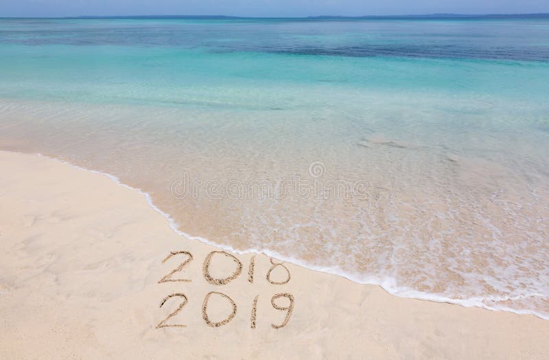Szczęśliwy nowy rok 2019 kreatywnie na plaży zdjęcie royalty free Szczęśliwy nowy rok 2019 kreatywnie na plaży zdjęcie royalty free