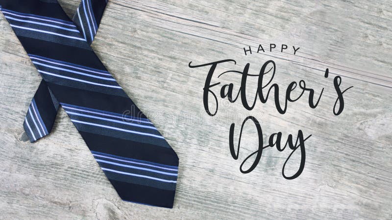 Szczęśliwy ojca ` s dnia tekst z Pasiastym krawatem Nad Drewnianym tłem