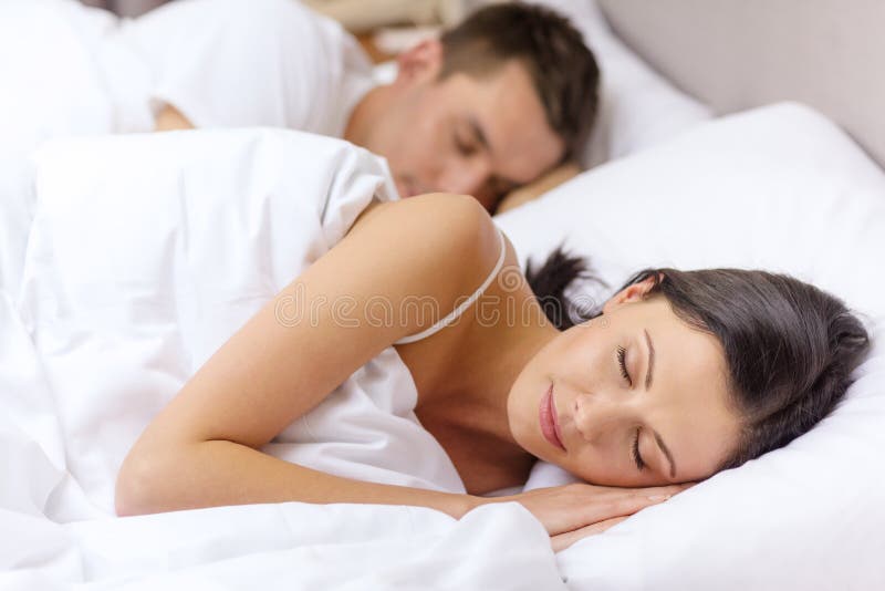 Szczęśliwy pary dosypianie w łóżku