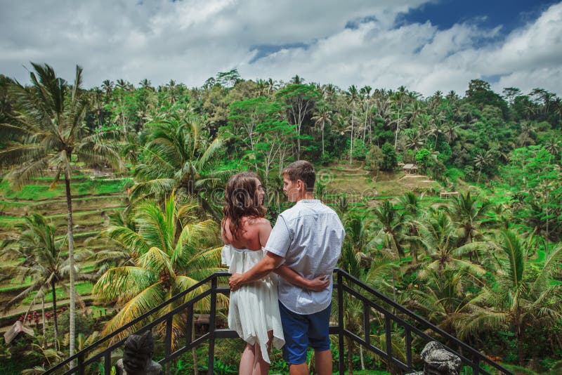 Szczęśliwy pary odprowadzenie przy ryżowymi tarasami Podróżować przy Bali fotografia stock Szczęśliwy pary odprowadzenie przy ryżowymi tarasami Podróżować przy Bali fotografia stock