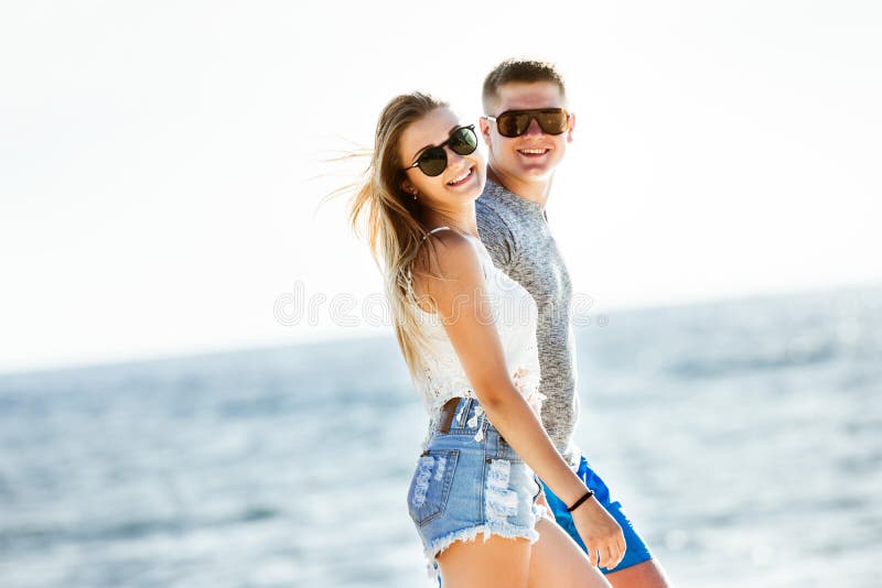 Szczęśliwy pary plaży spaceru morze fotografia stock Szczęśliwy pary plaży spaceru morze fotografia stock
