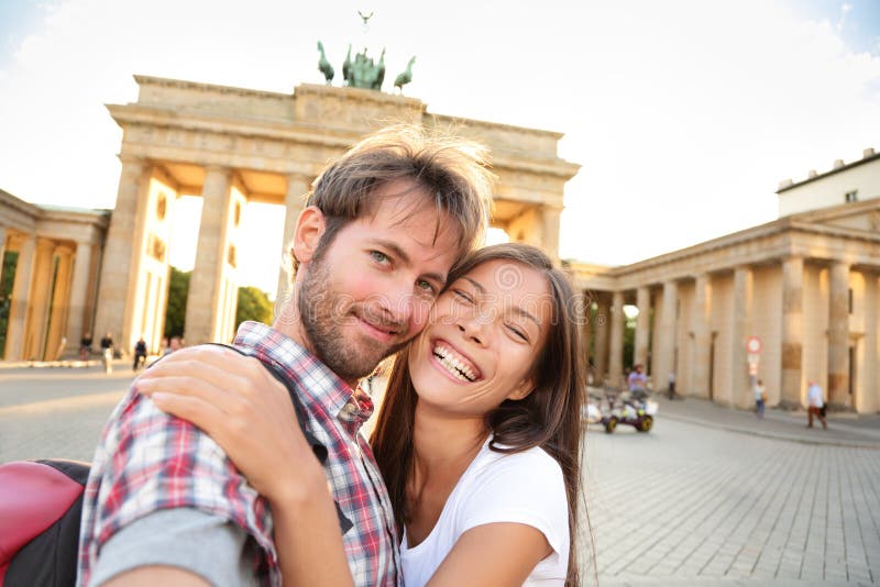 Szczęśliwy pary selfie, Brandenburg brama, Berlin obraz royalty free