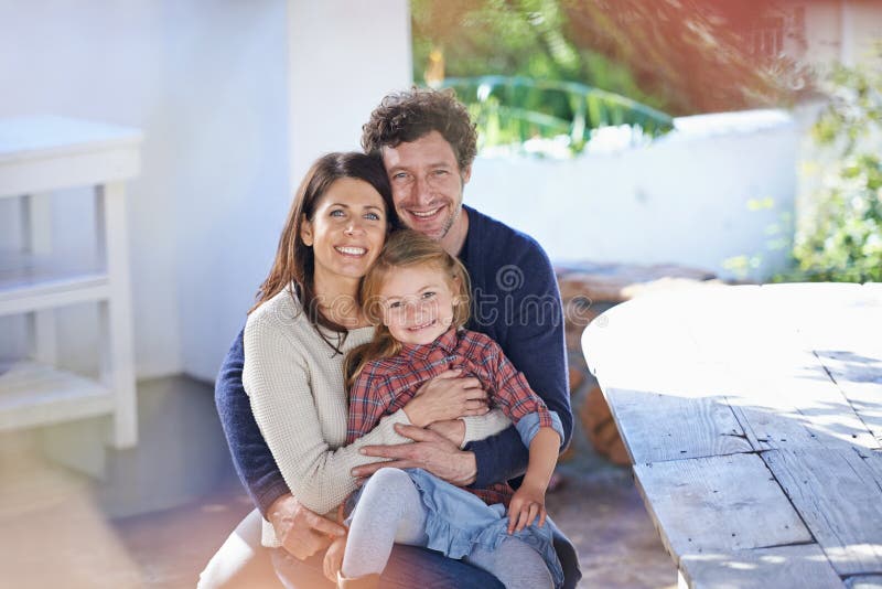 Szczęśliwy portret rodzinny i relaks w ogrodzie domu z radością i weekendowym przerwą latem. dziewczyna rodziców fotografia royalty free