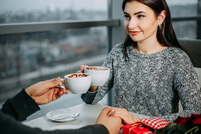 Szczęśliwy potomstwo pary datowanie przy restauracją Walentynki celebrati obrazy stock Szczęśliwy potomstwo pary datowanie przy restauracją Walentynki celebrati obrazy stock