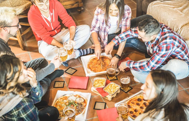 Szczęśliwy przyjaciół jeść bierze oddaloną pizzę w domu po pracy - przyjaźni pojęcie z młodzi ludzie cieszy się czas wpólnie fotografia stock Szczęśliwy przyjaciół jeść bierze oddaloną pizzę w domu po pracy - przyjaźni pojęcie z młodzi ludzie cieszy się czas wpólnie fotografia stock